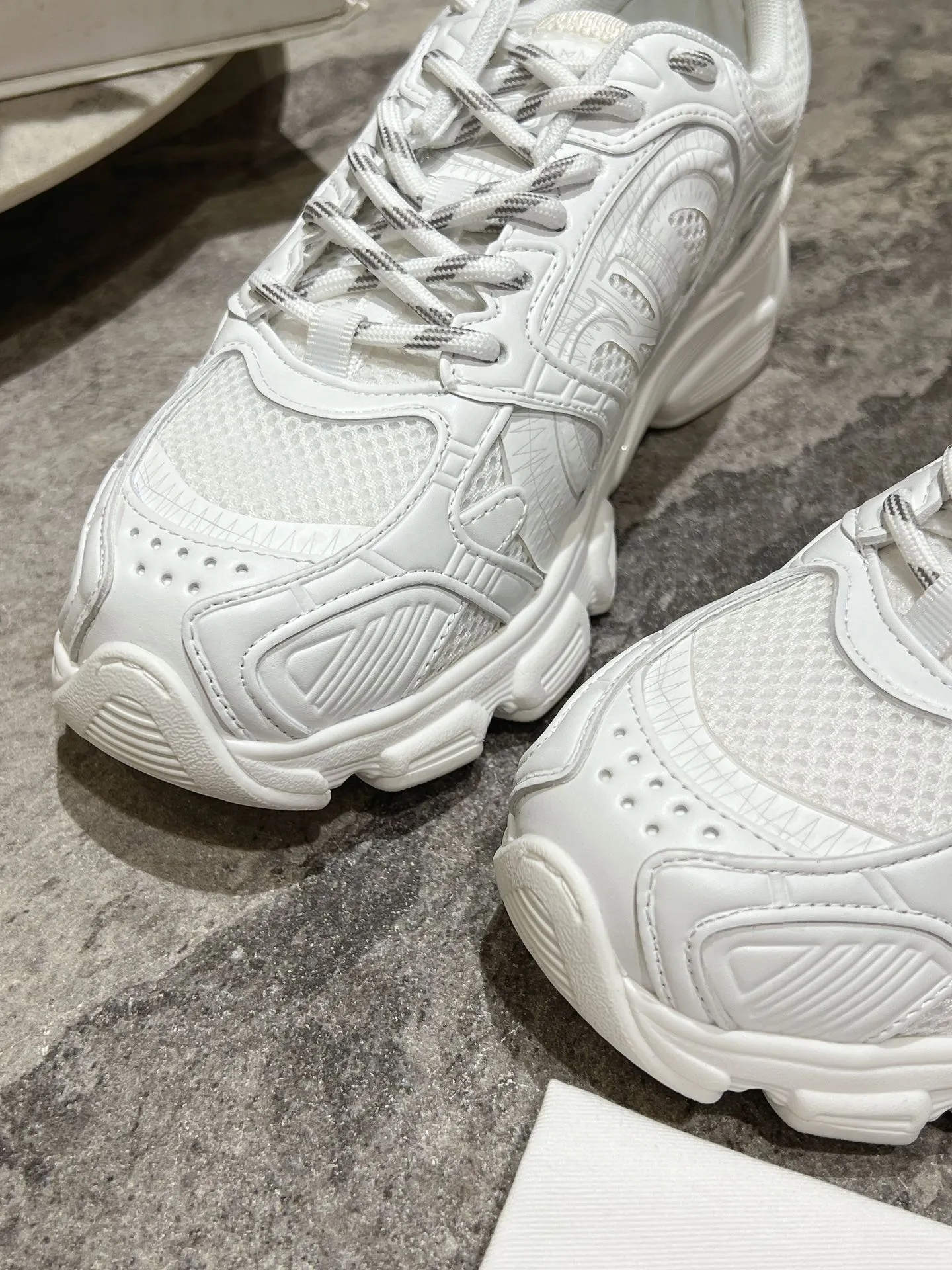 👟👟Ex-factory price 600👟👟 The latest hot model, the star model 2024 main hot product, the newly released Dior Chrono new casual sports shoes, running shoes, dad shoes are really cool, full of futuristic feeling! Really cool! Once again interpreting Dior's concept of cool fashion, the lucky star will bless you with good luck. The new EVA sole is super light and super soft! A perfect replica of the original! Fully matched material and mold! ! Women’s size: 35-39 (40.41 customized)